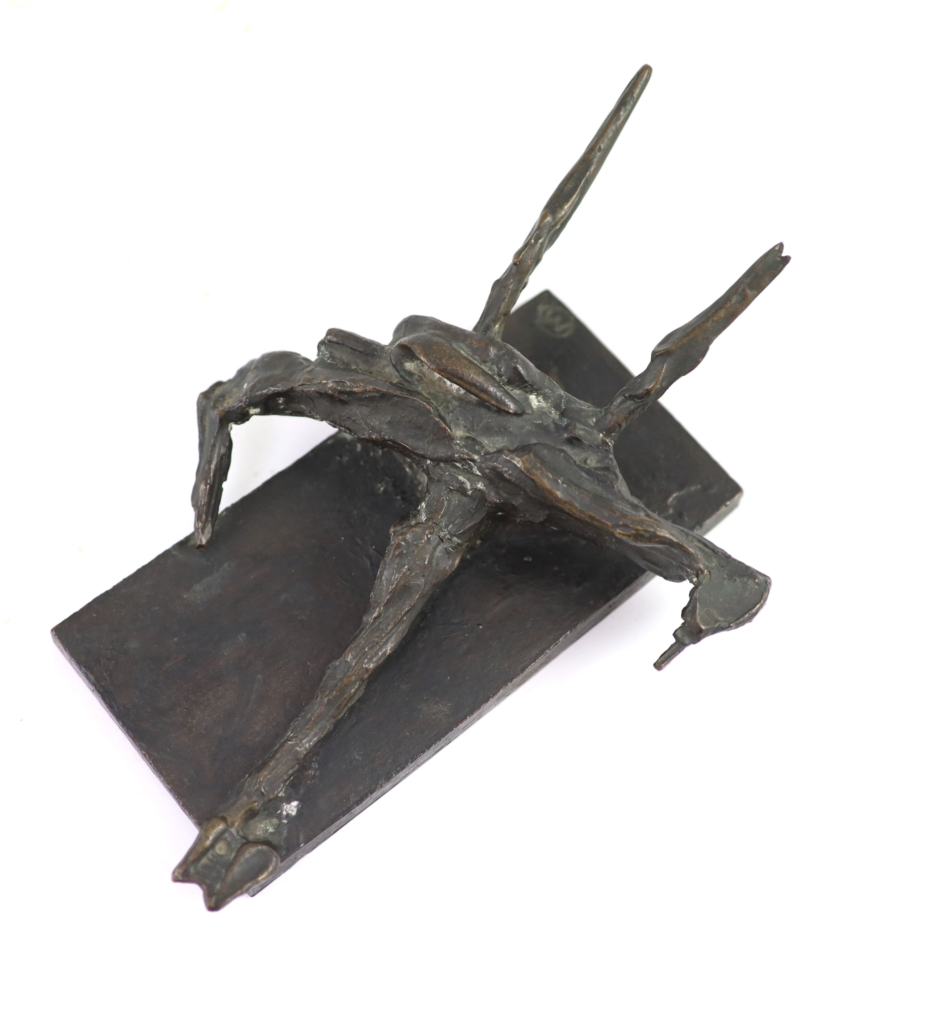 Bernard Meadows (1915-2005), Fallen Bird, bronze, H 8.5cm. L 23cm. D 16cm.